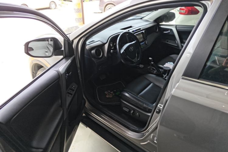 Used Toyota RAV4 2019 2.0L CVT Two-Wheel Drive ZhiShang Version China VI Standard Driver Seat