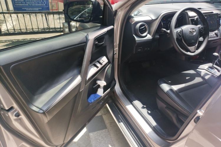Used Toyota RAV4 2019 2.0L CVT Two-Wheel Drive Fashion X Limited Edition China VI Standard Driver Seat