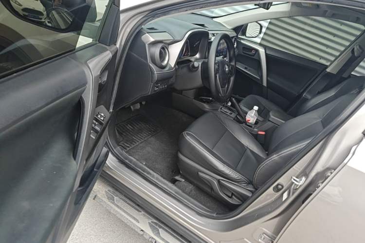 Used Toyota RAV4 2019 2.0L CVT Two-Wheel Drive Comfort Edition China VI Standard Driver Seat