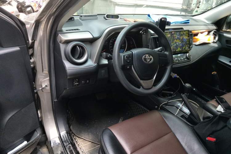 Used Toyota RAV4 2019 2.0L CVT Two-Wheel Drive Pioneer Edition China VI Standard Driver Seat