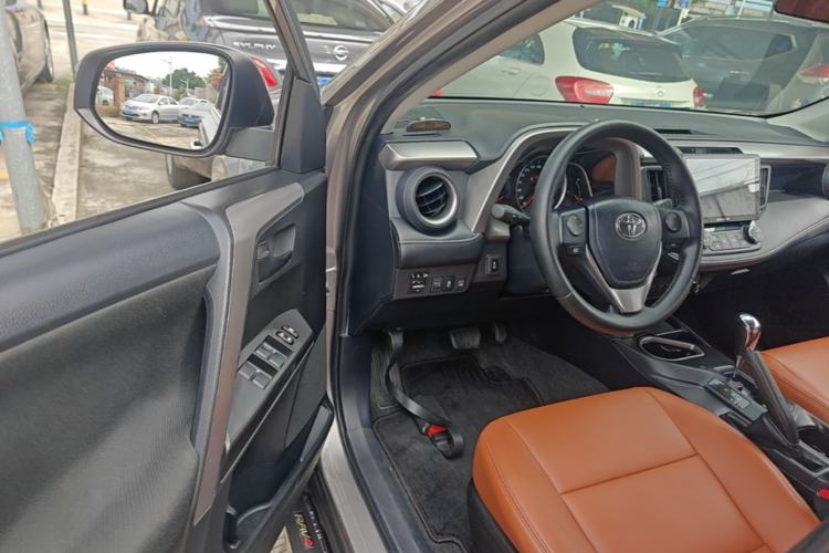 Used Toyota RAV4 2019 2.0L CVT Two-Wheel Drive Luxury Version China VI Standard Driver Seat