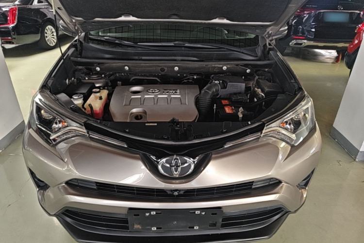 Used Toyota RAV4 2019 2.0L CVT Two-Wheel Drive Luxury Version China VI Standard Engine Bay