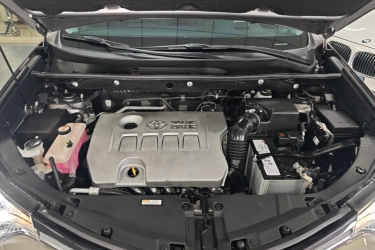 Used Toyota RAV4 2019 2.0L CVT Two-Wheel Drive Pioneer Edition China VI Standard Engine Bay