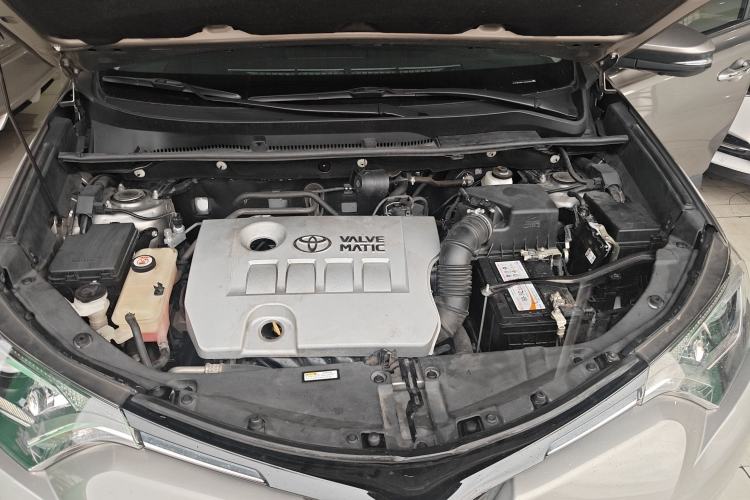 Used Toyota RAV4 2019 2.0L CVT Two-Wheel Drive Luxury Version China VI Standard Engine Bay