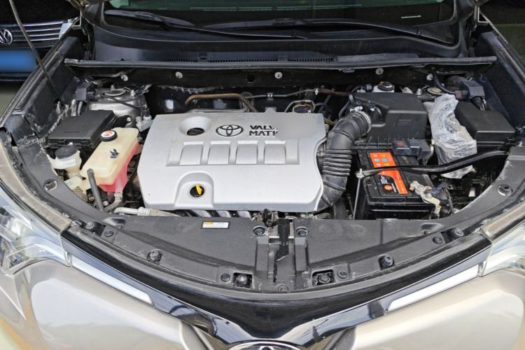 Used Toyota RAV4 2019 2.0L CVT Two-Wheel Drive ZhiShang Version China VI Standard Engine Bay