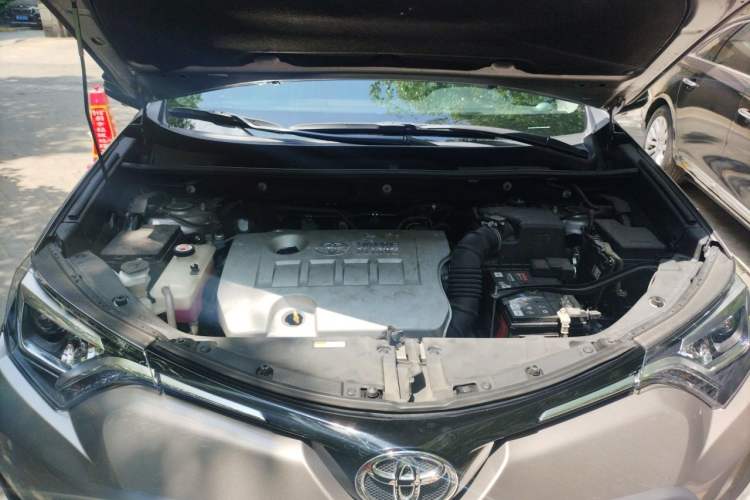 Used Toyota RAV4 2019 2.0L CVT Two-Wheel Drive Fashion X Limited Edition China VI Standard Engine Bay