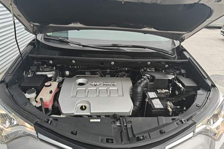 Used Toyota RAV4 2019 2.0L CVT Two-Wheel Drive Comfort Edition China VI Standard Engine Bay