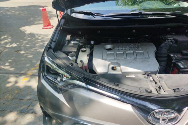 Used Toyota RAV4 2019 2.0L CVT Two-Wheel Drive Fashion X Limited Edition China VI Standard Engine Bay Right