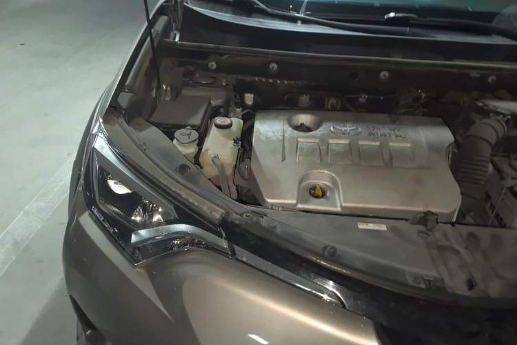 Used Toyota RAV4 2019 2.0L CVT Two-Wheel Drive Fashion X Limited Edition China VI Standard Engine Bay Right