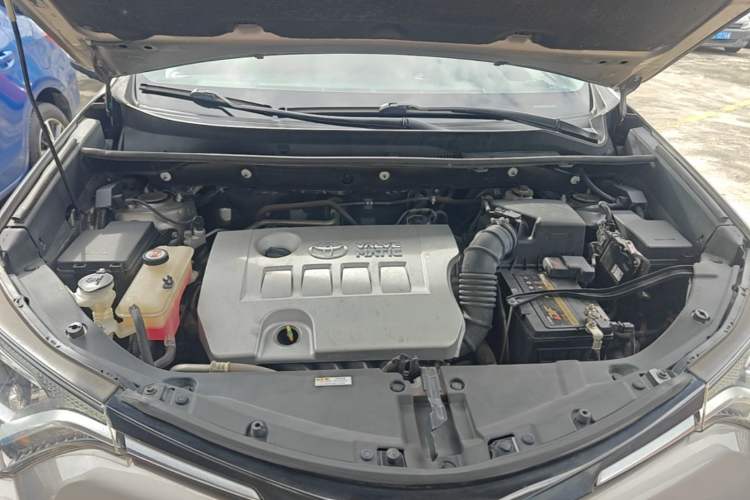 Used Toyota RAV4 2019 2.0L CVT Two-Wheel Drive Luxury Version China VI Standard Engine Bay