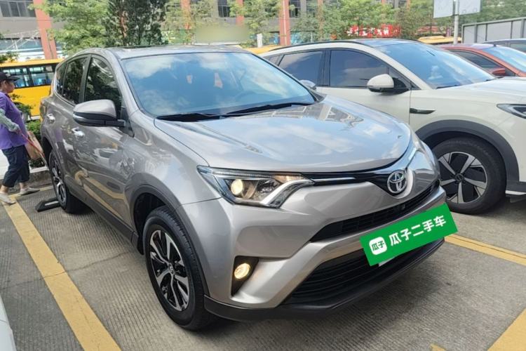 Used Toyota RAV4 2019 2.0L CVT Two-Wheel Drive Luxury Version China VI Standard Front Right 45 Deg