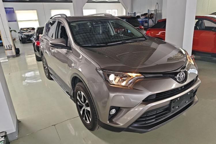 Used Toyota RAV4 2019 2.0L CVT Two-Wheel Drive Luxury Version China VI Standard Front Right 45 Deg