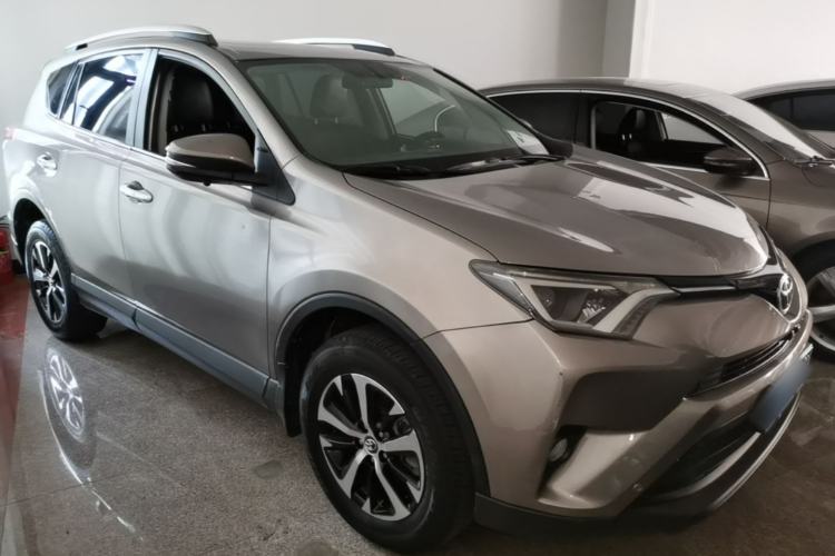 Used Toyota RAV4 2019 2.0L CVT Two-Wheel Drive Luxury Version China VI Standard Front Right 45 Deg