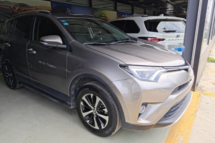 Used Toyota RAV4 2019 2.0L CVT Two-Wheel Drive ZhiShang Version China VI Standard Front Right 45 Deg