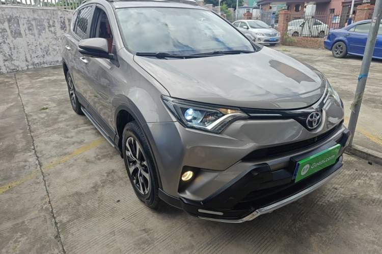 Used Toyota RAV4 2019 2.0L CVT Two-Wheel Drive Luxury Version China VI Standard Front Right 45 Deg
