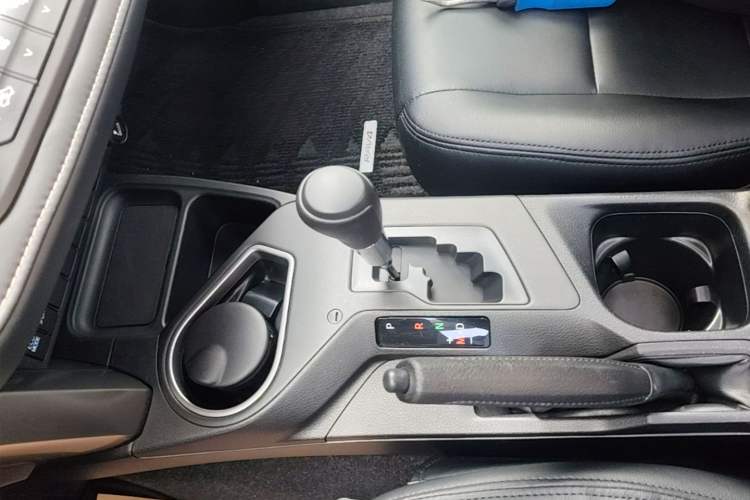 Used Toyota RAV4 2019 2.0L CVT Two-Wheel Drive Luxury Version China VI Standard Gear Lever