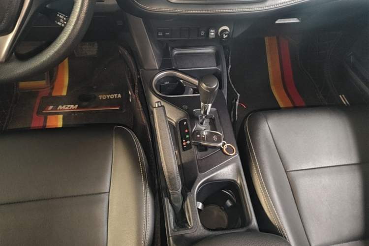 Used Toyota RAV4 2019 2.0L CVT Two-Wheel Drive Luxury Version China VI Standard Gear Lever