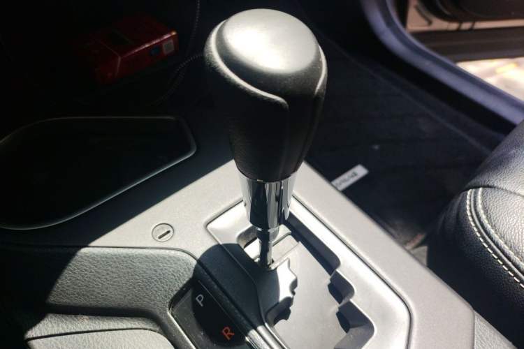 Used Toyota RAV4 2019 2.0L CVT Two-Wheel Drive Fashion X Limited Edition China VI Standard Gear Lever