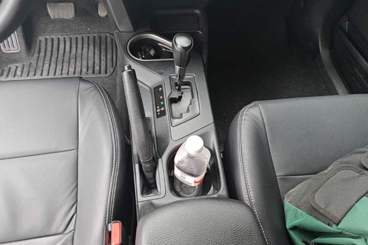 Used Toyota RAV4 2019 2.0L CVT Two-Wheel Drive Comfort Edition China VI Standard Gear Lever