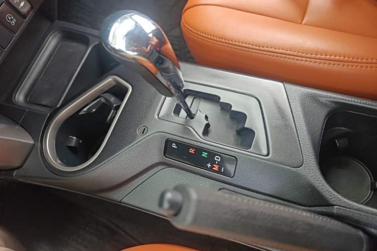 Used Toyota RAV4 2019 2.0L CVT Two-Wheel Drive Luxury Version China VI Standard Gear Lever