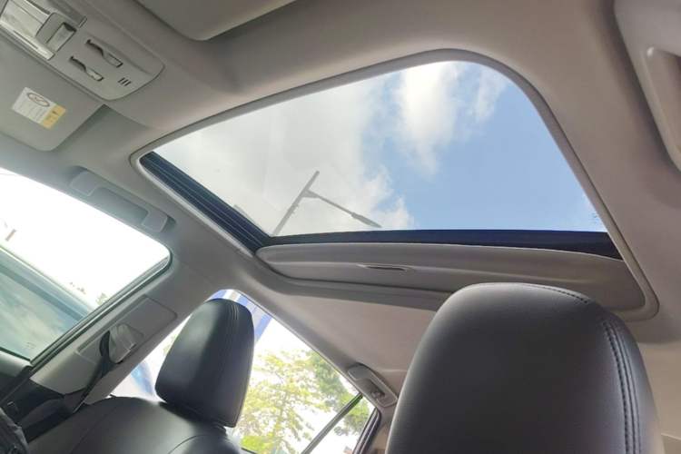 Used Toyota RAV4 2019 2.0L CVT Two-Wheel Drive Luxury Version China VI Standard Headliner