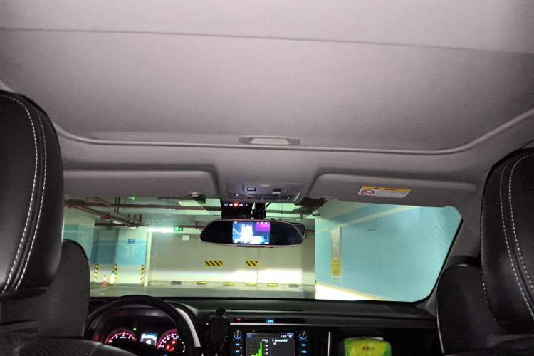 Used Toyota RAV4 2019 2.0L CVT Two-Wheel Drive Fashion X Limited Edition China VI Standard Headliner