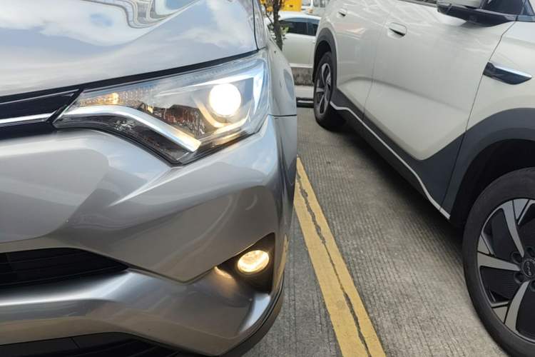 Used Toyota RAV4 2019 2.0L CVT Two-Wheel Drive Luxury Version China VI Standard Left Front Headlight