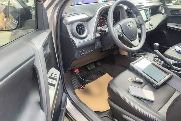 Used Toyota RAV4 2019 2.0L CVT Two-Wheel Drive Luxury Version China VI Standard Left Front Seat