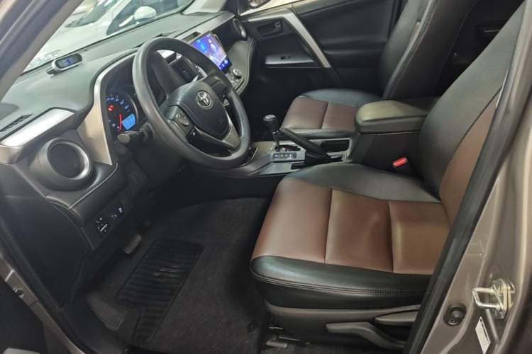 Used Toyota RAV4 2019 2.0L CVT Two-Wheel Drive Pioneer Edition China VI Standard Left Front Seat
