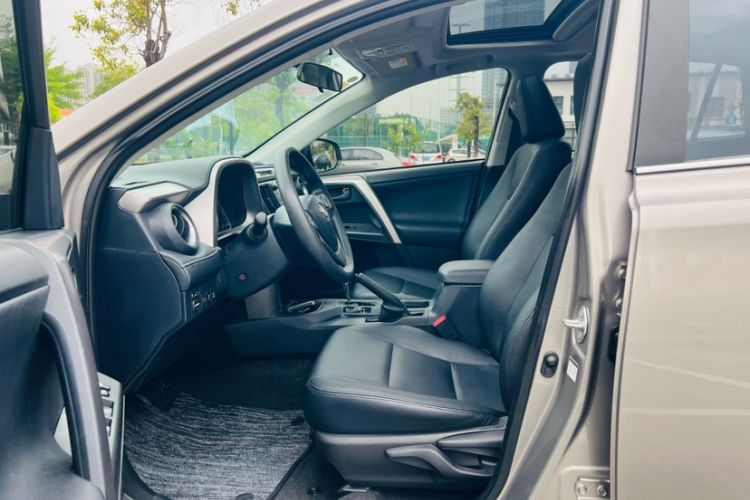 Used Toyota RAV4 2019 2.0L CVT Two-Wheel Drive Luxury Version China VI Standard Left Front Seat