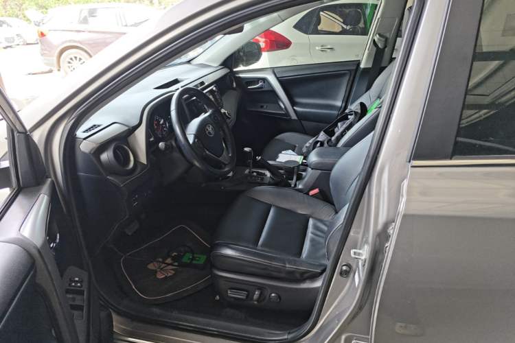 Used Toyota RAV4 2019 2.0L CVT Two-Wheel Drive ZhiShang Version China VI Standard Left Front Seat