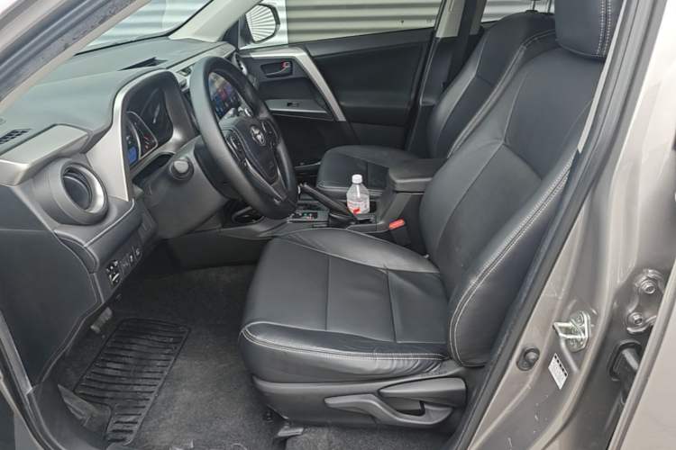 Used Toyota RAV4 2019 2.0L CVT Two-Wheel Drive Comfort Edition China VI Standard Left Front Seat