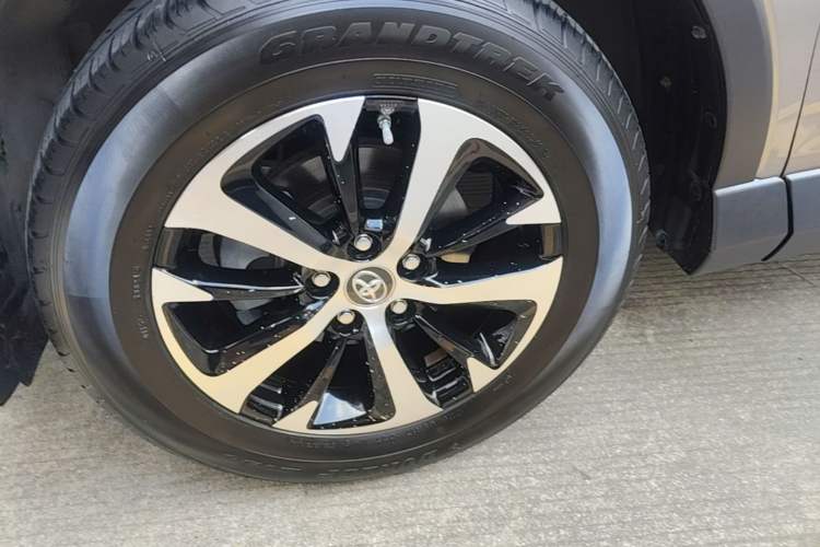 Used Toyota RAV4 2019 2.0L CVT Two-Wheel Drive Luxury Version China VI Standard Left Front Wheel Hub