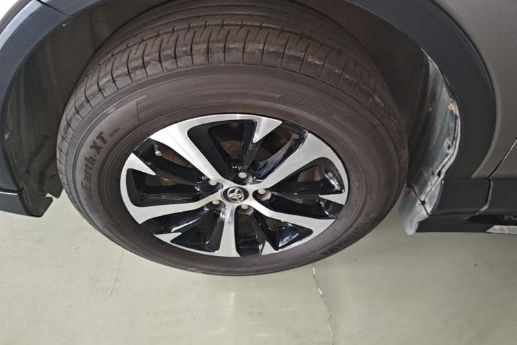 Used Toyota RAV4 2019 2.0L CVT Two-Wheel Drive Luxury Version China VI Standard Left Front Wheel Hub