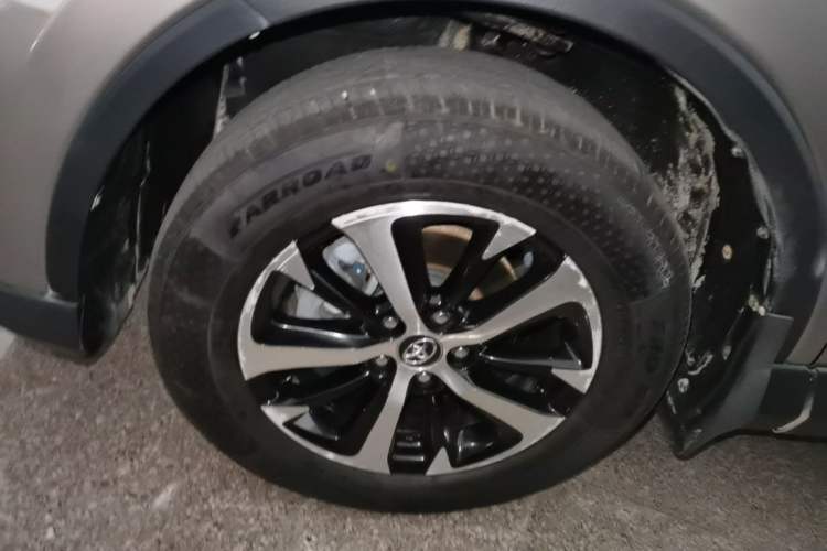 Used Toyota RAV4 2019 2.0L CVT Two-Wheel Drive Luxury Version China VI Standard Left Front Wheel Hub
