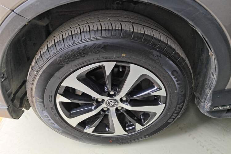Used Toyota RAV4 2019 2.0L CVT Two-Wheel Drive ZhiShang Version China VI Standard Left Front Wheel Hub