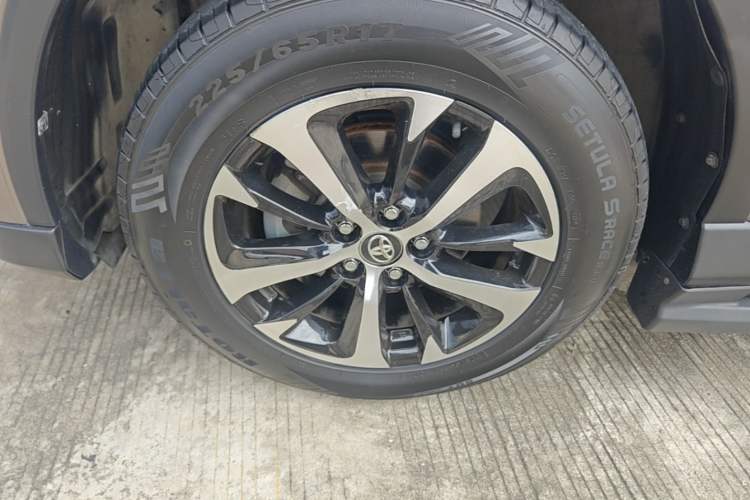 Used Toyota RAV4 2019 2.0L CVT Two-Wheel Drive Luxury Version China VI Standard Left Front Wheel Hub