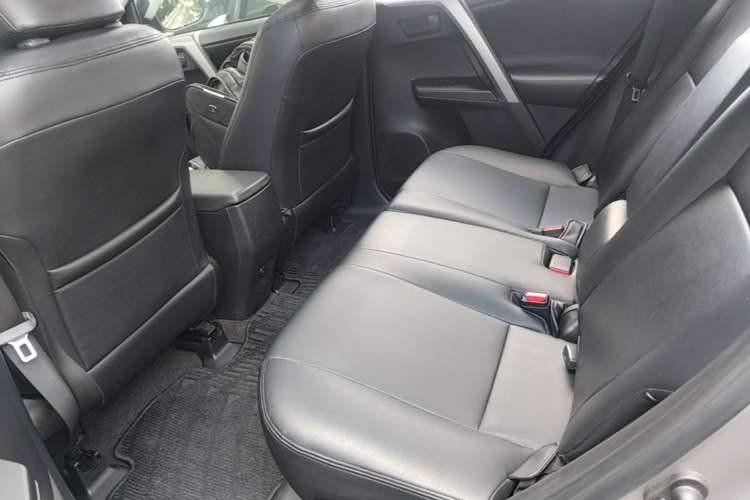 Used Toyota RAV4 2019 2.0L CVT Two-Wheel Drive Luxury Version China VI Standard Left Rear Seat