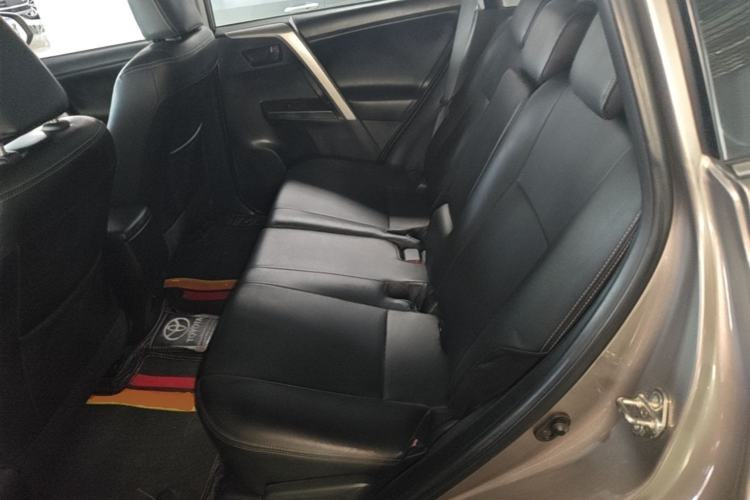 Used Toyota RAV4 2019 2.0L CVT Two-Wheel Drive Luxury Version China VI Standard Left Rear Seat