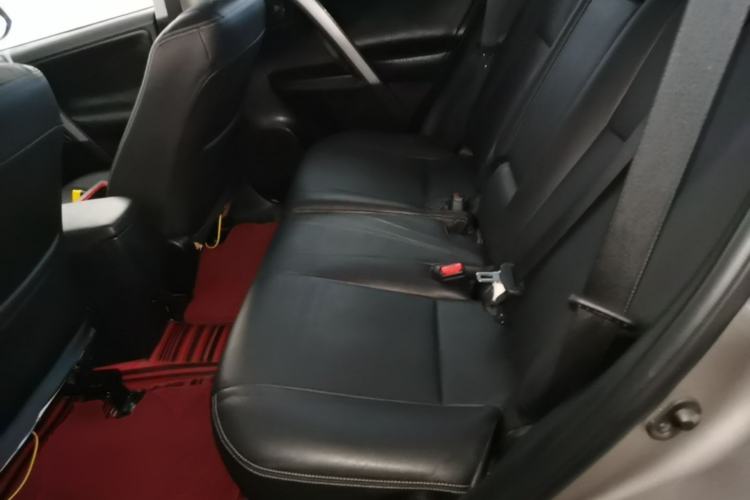 Used Toyota RAV4 2019 2.0L CVT Two-Wheel Drive Luxury Version China VI Standard Left Rear Seat
