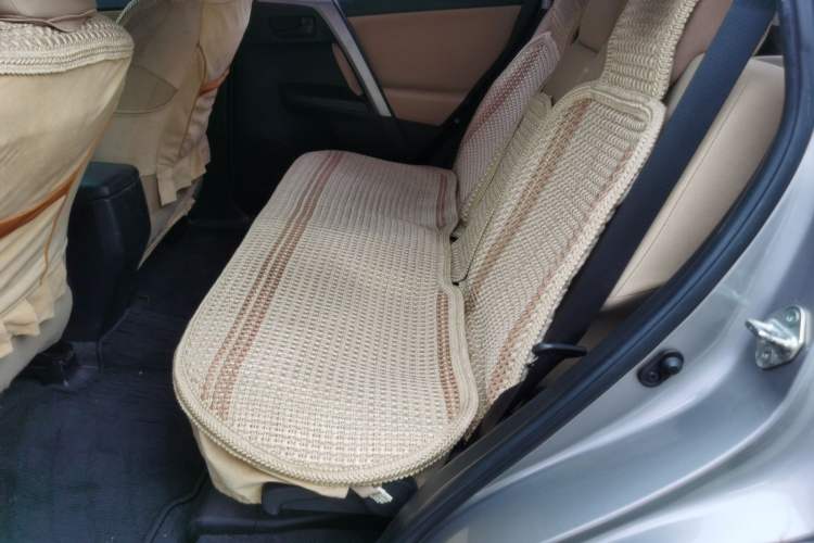Used Toyota RAV4 2019 2.0L CVT Two-Wheel Drive Urban Edition China VI Standard Left Rear Seat