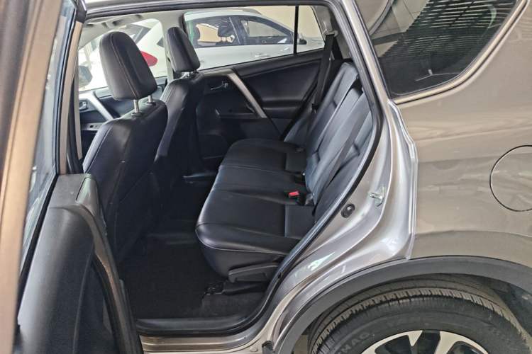 Used Toyota RAV4 2019 2.0L CVT Two-Wheel Drive ZhiShang Version China VI Standard Left Rear Seat