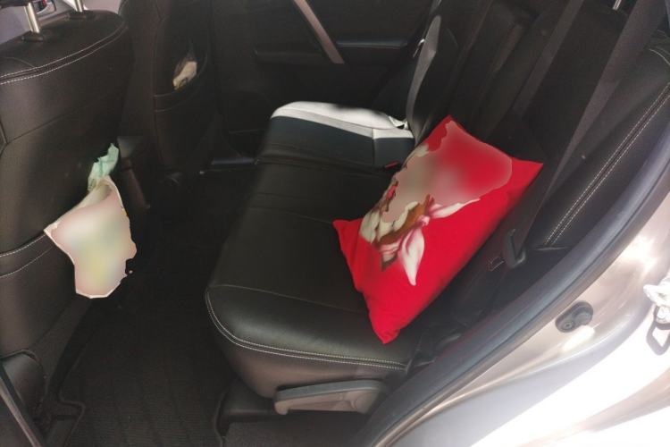 Used Toyota RAV4 2019 2.0L CVT Two-Wheel Drive Fashion X Limited Edition China VI Standard Left Rear Seat
