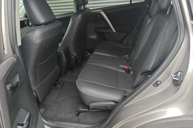 Used Toyota RAV4 2019 2.0L CVT Two-Wheel Drive Comfort Edition China VI Standard Left Rear Seat