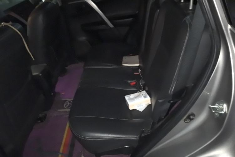Used Toyota RAV4 2019 2.0L CVT Two-Wheel Drive Fashion X Limited Edition China VI Standard Left Rear Seat