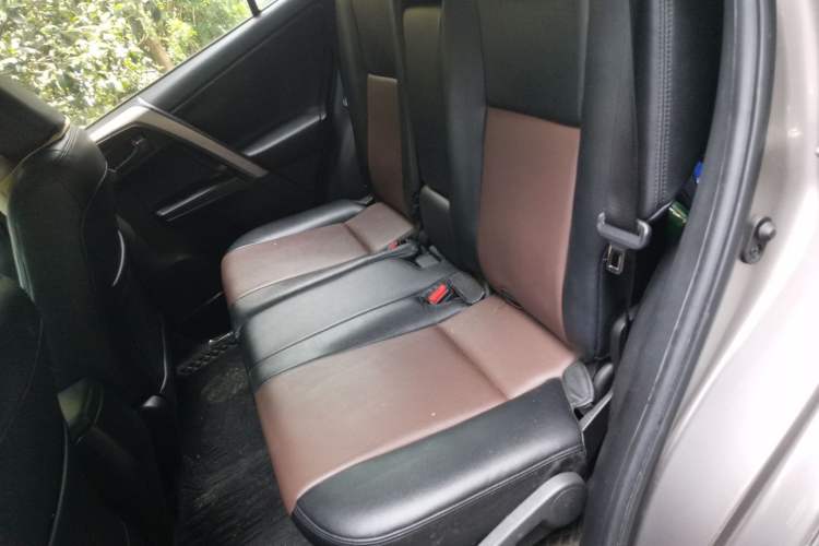 Used Toyota RAV4 2019 2.0L CVT Two-Wheel Drive Pioneer Edition China VI Standard Left Rear Seat