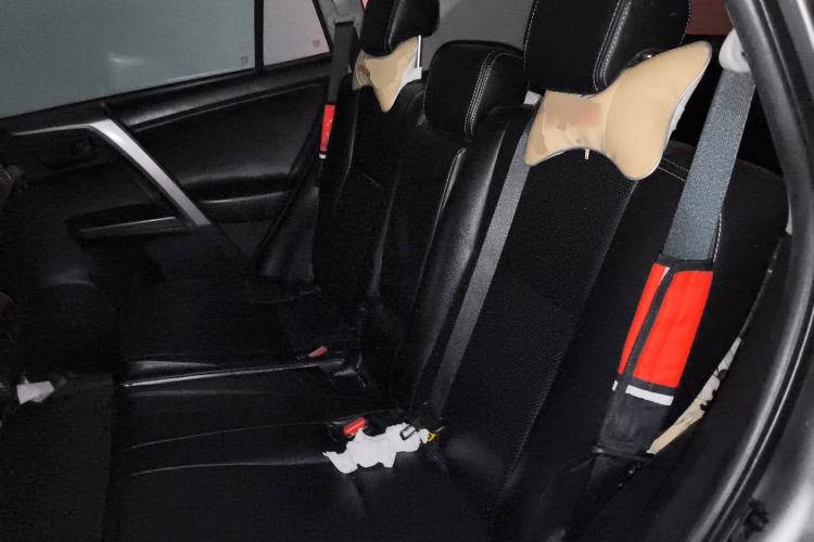 Used Toyota RAV4 2019 2.0L CVT Two-Wheel Drive Fashion X Limited Edition China VI Standard Left Rear Seat