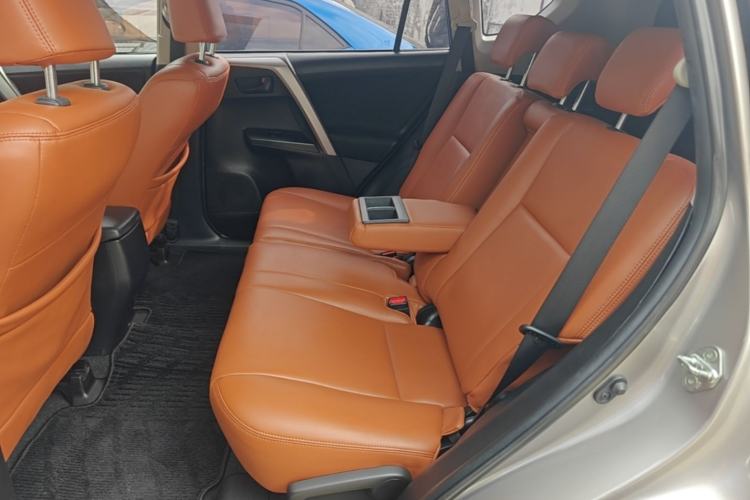 Used Toyota RAV4 2019 2.0L CVT Two-Wheel Drive Luxury Version China VI Standard Left Rear Seat