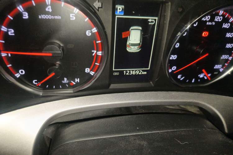 Used Toyota RAV4 2019 2.0L CVT Two-Wheel Drive Fashion X Limited Edition China VI Standard Odometer Close Up