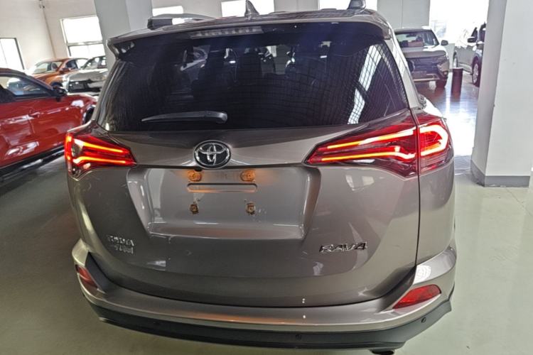 Used Toyota RAV4 2019 2.0L CVT Two-Wheel Drive Luxury Version China VI Standard Rear